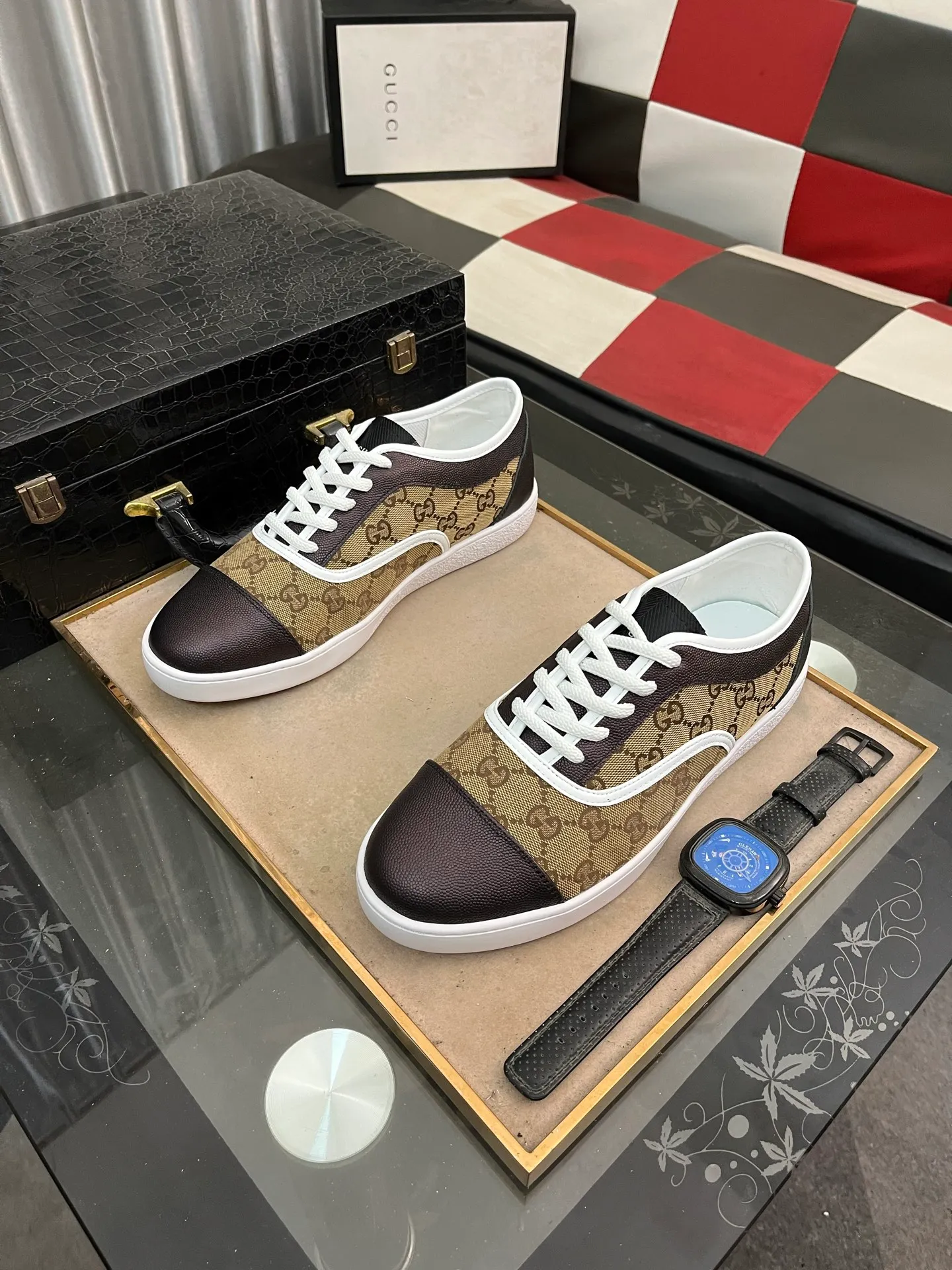 Men's shoes💰400⌚️⌚️[GUCCI] Gucci men's casual shoes are absolutely popular🔥The ultimate matching item for trendy men! The charm of super texture is unstoppable. This is the main recommendation. The upper is made of high-quality cowhide, with pig lining feet and wear-resistant rubber sole. It is noble and elegant! Extremely comfortable🎁🎁You can be as handsome as you want💪 Available in sizes 38-44 and 4️⃣colors available